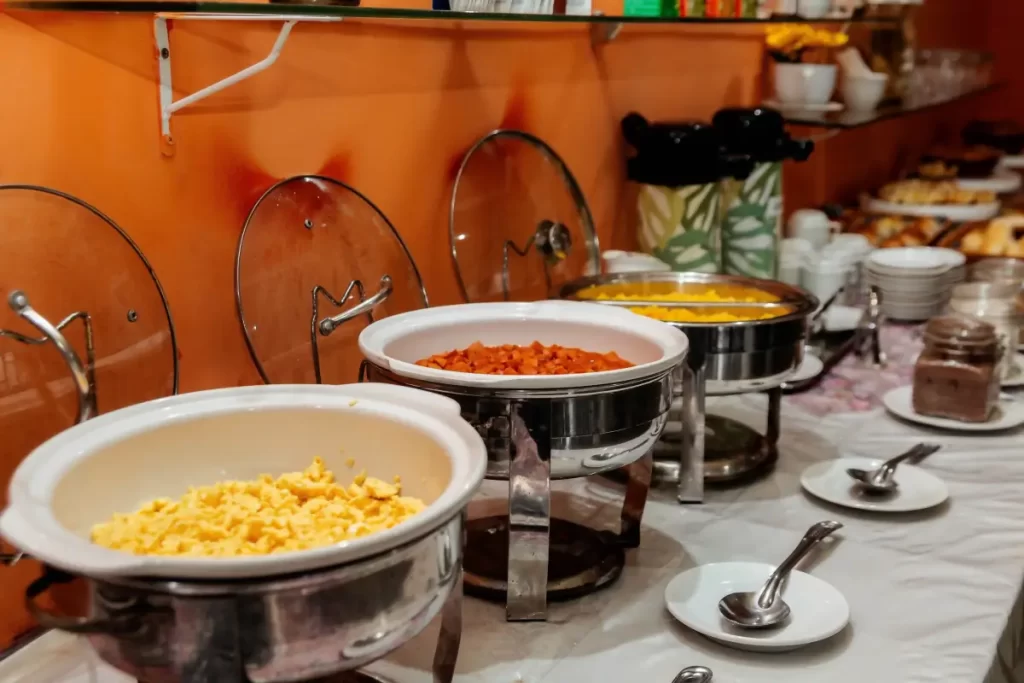 Café da manhã com opções de pratos quentes